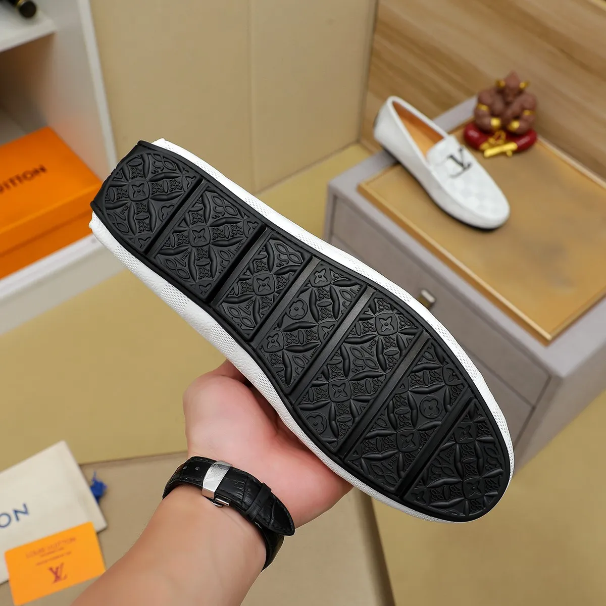 Men's shoes 💰360 💰 LV Louis Vuitton's top-quality Peaches men's shoes 💯Original copy of the official website, the upper is made of imported official website 1:1 material ❌Italian 🇮🇹 cowhide surface, imported pigskin lining. It’s definitely not made with ordinary craftsmanship, it’s the model used by celebrities! The factory’s craftsmanship is designed to create the most perfect shoes for trendy men! Colors available! 38-44 yards